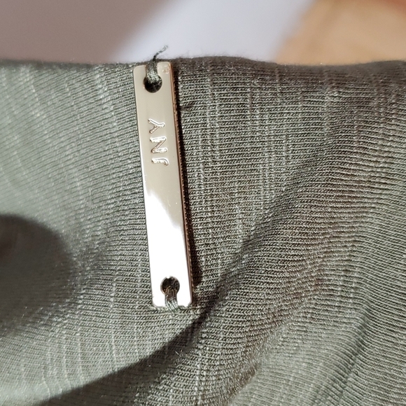 Jones New York Signature- Cut outs Hi-Lo olive green Top Neutral Sz.XL - Picture 6 of 8